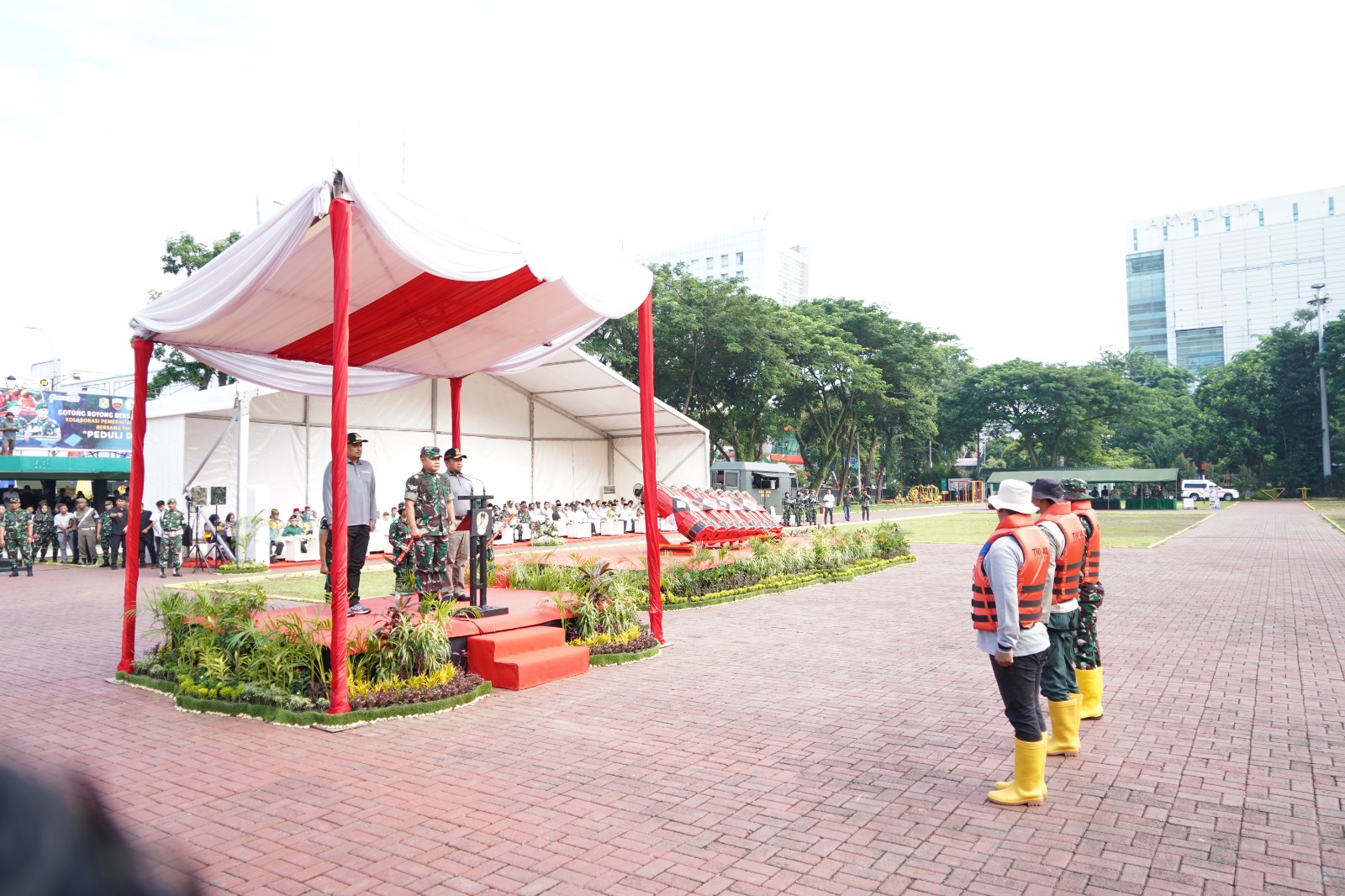 Peduli Sungai Deli, Wali Kota medan Gelar Apet Gotong Royong Bersih - bersih Sungai Deli Kolaborasi dengan TNI AD